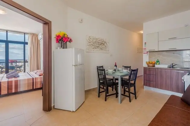 Seashells 2 bedroom Apartment with sunny terrace with stunning panoramic sea views by Getaways Malta - Mutfak