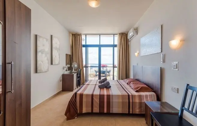 Seashells 2 bedroom Apartment with sunny terrace with stunning panoramic sea views by Getaways Malta - Oda