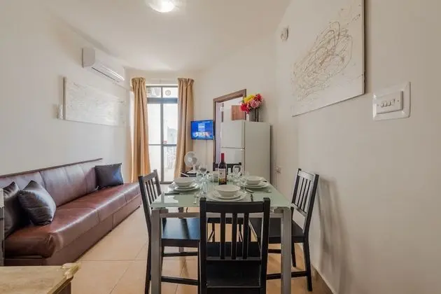 Seashells 2 bedroom Apartment with sunny terrace with stunning panoramic sea views by Getaways Malta - Oda Düzeni