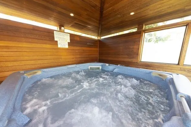 Seashells Beachfront Resort - Spa