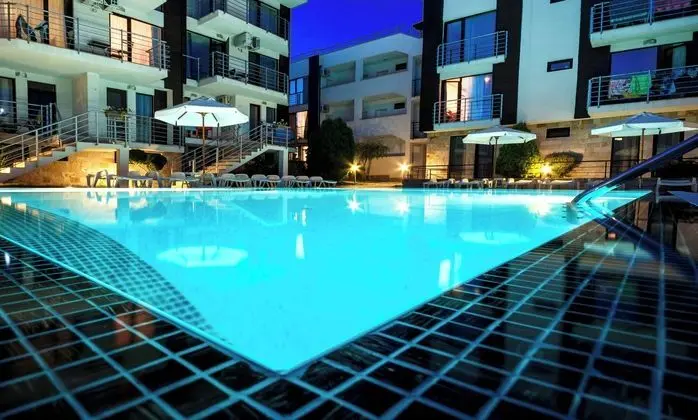 Seaside 2 Bedroom Apartment - Havuz