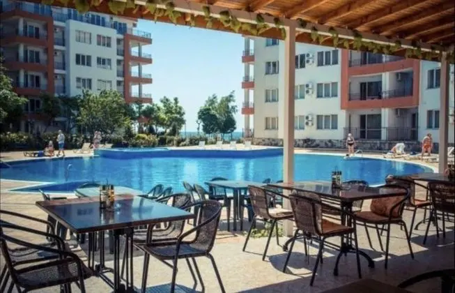 Seaside Studio Apartment in Ravda - Havuz