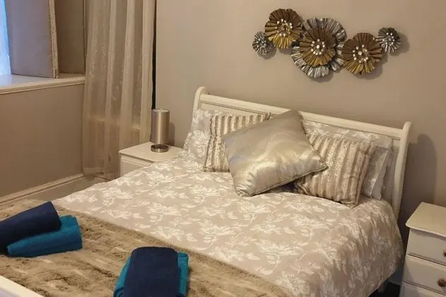 Seaview Apartment Sleeps 2 - Private Patio - Öne Çıkan Resim