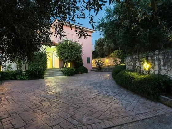 Secluded Villa w Private Pool, Children Play Area, Pool Table, BBQ & Sea Views - Lobi