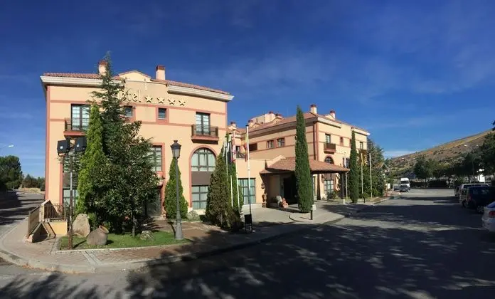 Hotel Segovia Sierra de Guadarrama - Dış Mekan