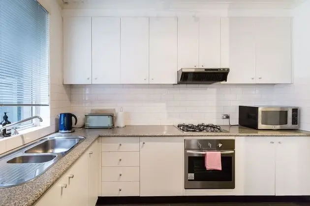 SELENA, 2BDR South Yarra Apartment - Mutfak