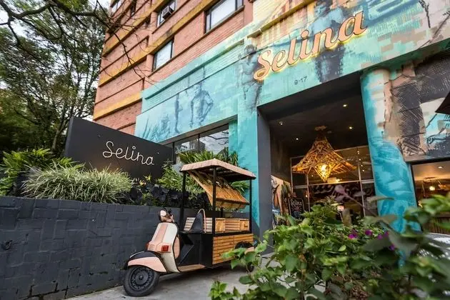 Selina Medellin - Dış Mekan