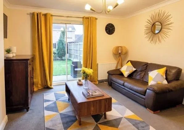 Semi Detached House - Large Enclosed Garden - Öne Çıkan Resim