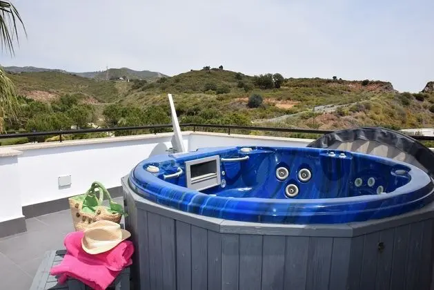 Semi Detached Townhouse Near The Beach