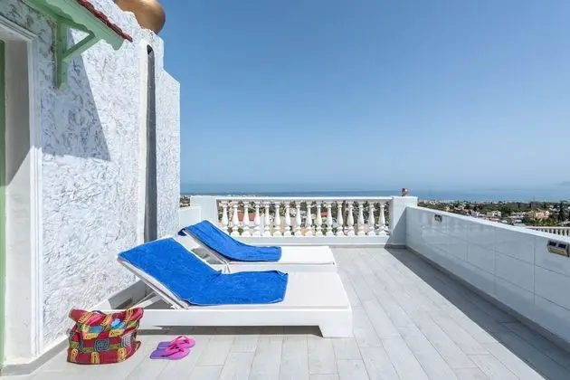 Senior Citizen Suite in Blue - Öne Çıkan Resim