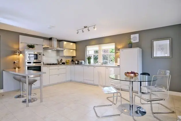 Sensational Aberdeen Home With Furnished Balcony - Mutfak