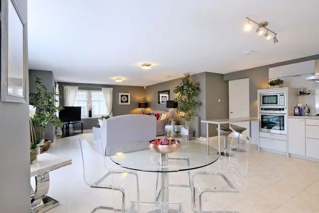 Sensational Aberdeen Home With Furnished Balcony - Oda Düzeni