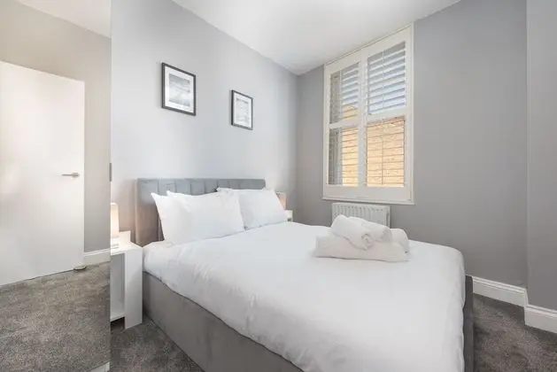 Sensational Chiswick House With Courtyard Garden by Underthedoormat