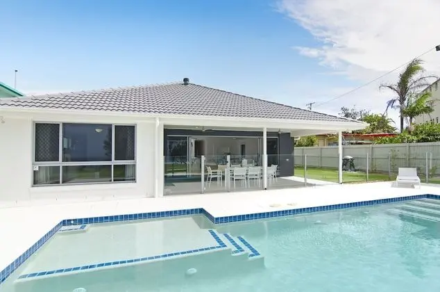 Sentosa at Tugun Beachfront Holiday Home - Havuz