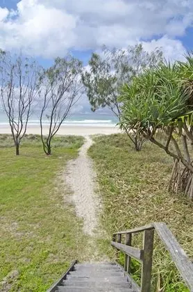 Sentosa at Tugun Beachfront Holiday Home - Plaj