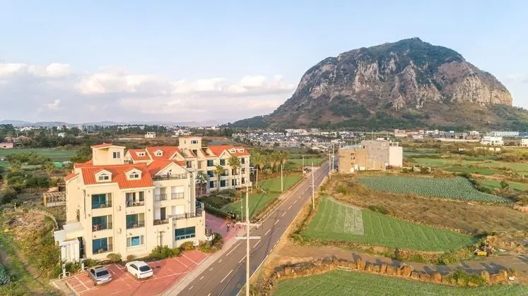 Seogwipo Dobitnarae Resort - Dış Mekan