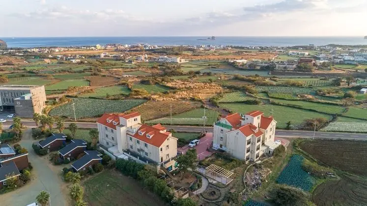 Seogwipo Dobitnarae Resort - Dış Mekan