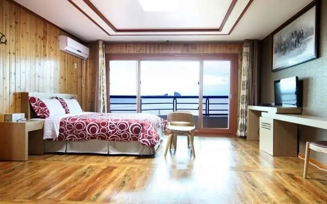 Seogwipo Hyeongjebawibada Pension - Oda