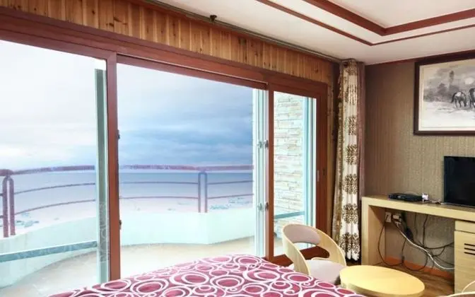 Seogwipo Hyeongjebawibada Pension - Oda