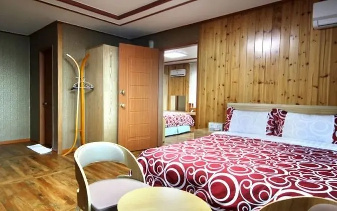 Seogwipo Hyeongjebawibada Pension - Oda