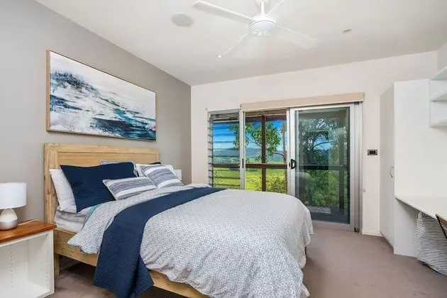 Serene - a spacious luxury holiday retreat - Oda
