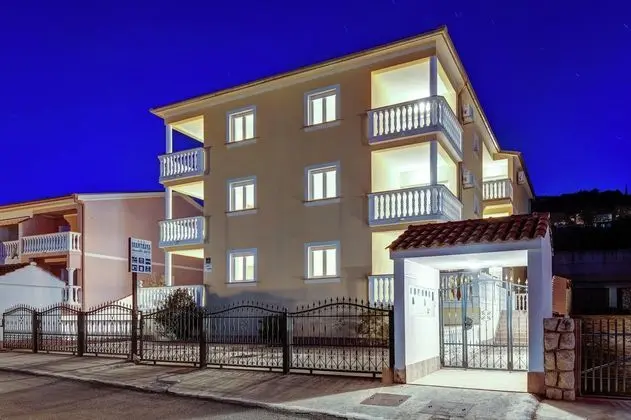 Serene Apartment in Dramalj with Hot Tub - Dış Mekan