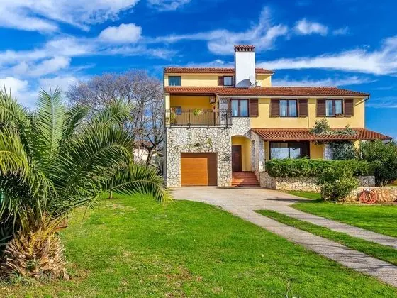 Serene Apartment in Pomer near Sea