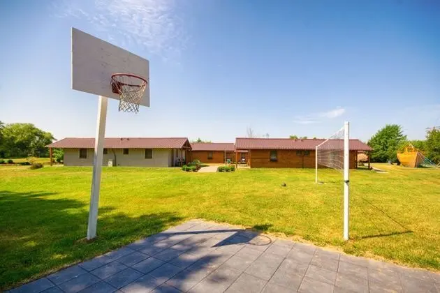 Serene Bungalow in Darlowko With Large Garden - Dış Mekan