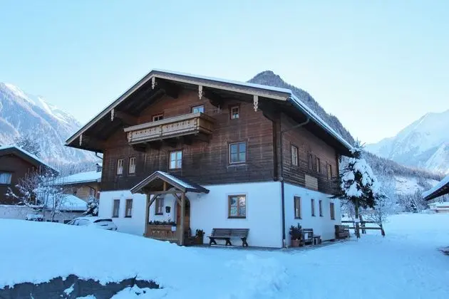 Serene Cottage in Neukirchen am Großvenediger near Ski Area - Dış Mekan