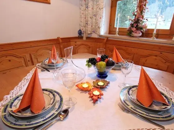 Serene Cottage in Neukirchen am Großvenediger near Ski Area - Yerinde Yemek