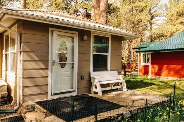 Serene Creek Side Cottage Retreat - Dış Mekan