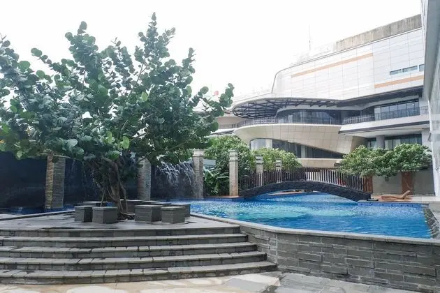 Serene Exclusive Modern Studio Apartment At Grand Sungkono Lagoon - Havuz