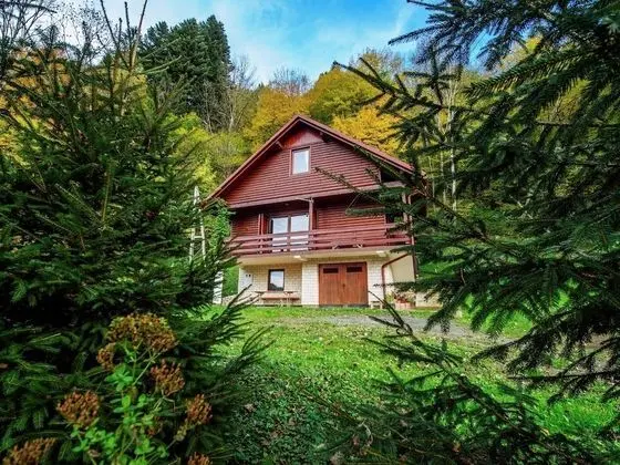 Serene Holiday Home in Doluš With Private Garden - Dış Mekan