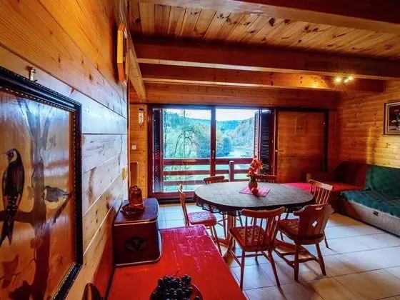 Serene Holiday Home in Doluš With Private Garden - Yerinde Yemek