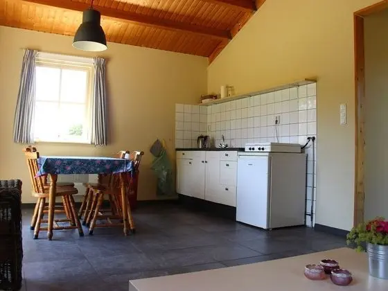 Serene Holiday Home in Lage Zwaluwe With Terrace - Mutfak
