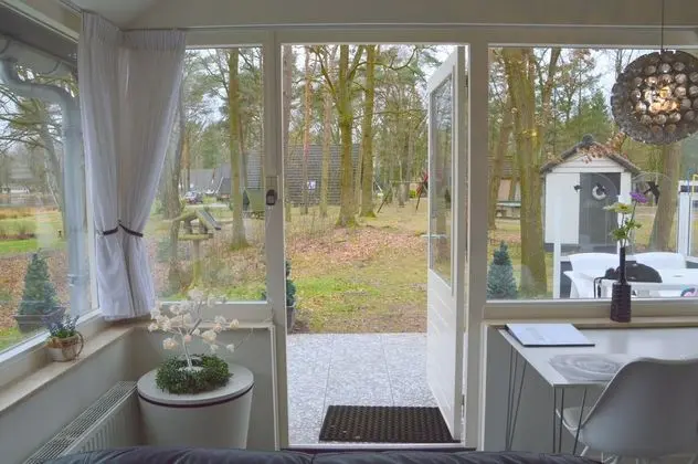 Serene Holiday Home in Limburg Amid a Forest - Lobi