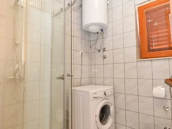Serene Holiday Home in Veli Iž With Fenced Garden - Banyo Tipleri