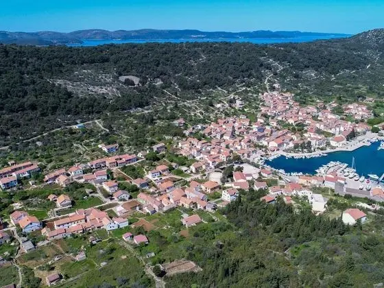 Serene Holiday Home in Veli Iž With Fenced Garden - Havuz
