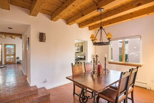 Serenidad - Delightful Vacation Home, Walk to The Plaza and Canyon Rd - Mutfak