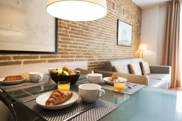Serennia Cest Apartamentos Arc de Triomf - Yerinde Yemek