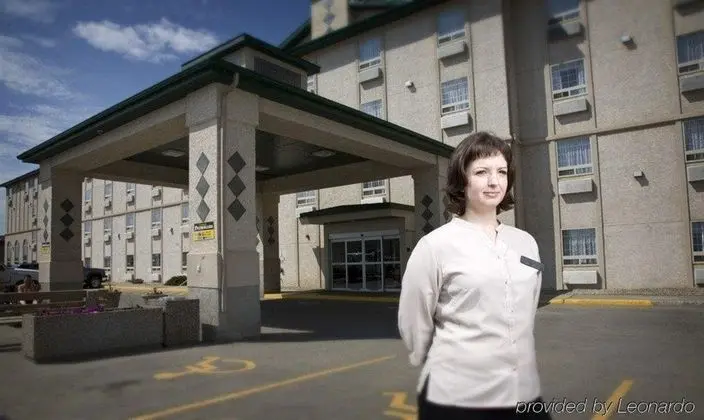 Service Plus Inn and Suites - Grande Prairie