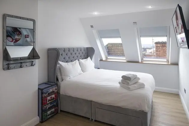 Serviced Spacious Penthouse Apartment in Old Town Swindon