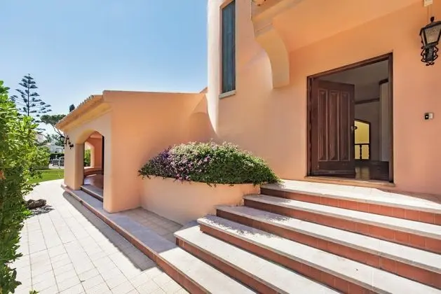 Set in Good Sized, Mature Gardens Which Afford a Very Good Degree of Privacy and - Dış Mekan