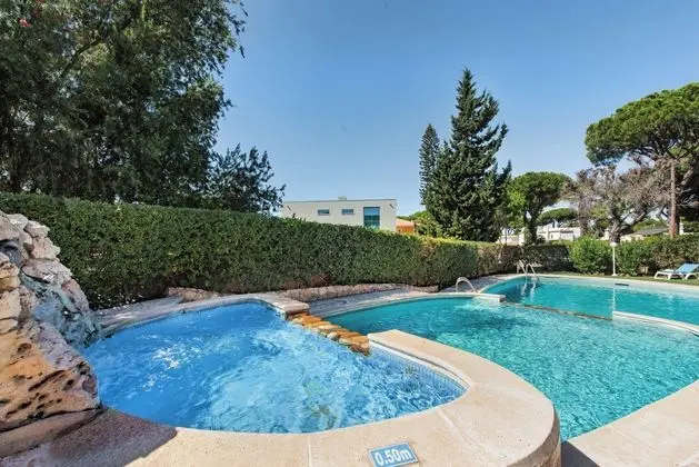 Set in Good Sized, Mature Gardens Which Afford a Very Good Degree of Privacy and - Havuz