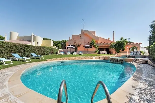 Set in Good Sized, Mature Gardens Which Afford a Very Good Degree of Privacy and - Öne Çıkan Resim