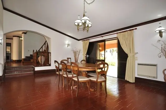 Set in Good Sized, Mature Gardens Which Afford a Very Good Degree of Privacy and - Yerinde Yemek