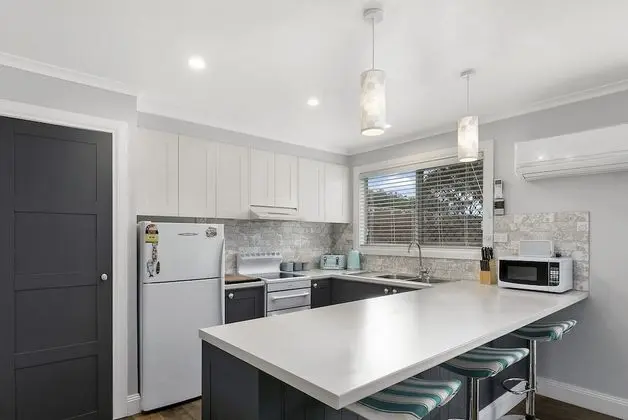Settle in on 260 Settlement in Cowes - Mutfak