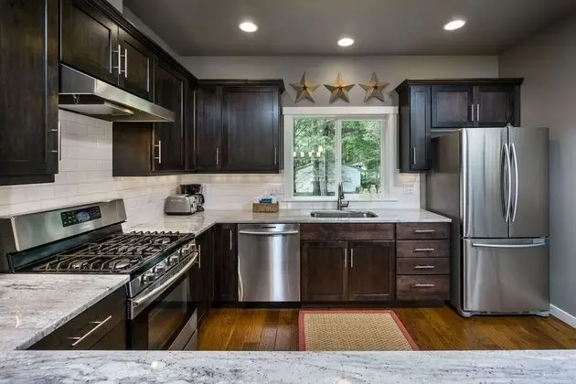 Seven Spruce by Avantstay Cute Cottage w/ Yard & 10 Mins to Tolovana Beach State Park - Mutfak