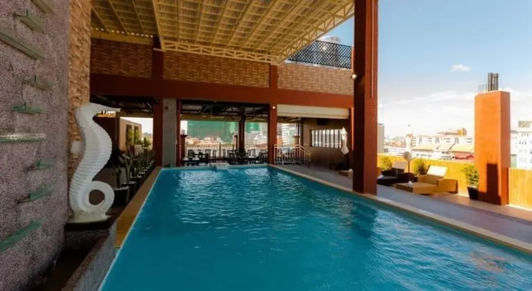 Seventh Heaven Hotel and High Bar - Havuz