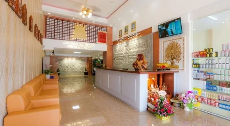 Seventh Heaven Hotel and High Bar - Lobi
